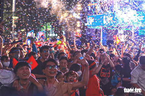 Người dân vui mừng chiến thắng của U23 Việt Nam - Ảnh 14. Người dân vui mừng chiến thắng của U23 Việt Nam - Ảnh 14.