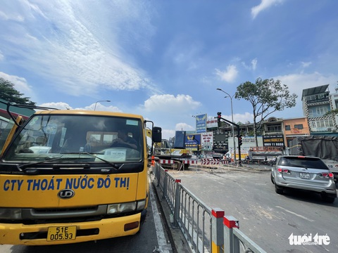 Vỡ ống cống tạo hố tử thần giữa giao lộ TP.HCM - Ảnh 2. Vỡ ống cống tạo hố tử thần giữa giao lộ TP.HCM - Ảnh 2.