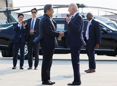 Ông Biden tới Hàn Quốc, bắt đầu công du châu Á - Ảnh 2. Ông Biden tới Hàn Quốc, bắt đầu công du châu Á - Ảnh 2.