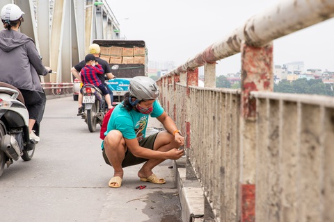 Thu phao cứu sinh trên các cây cầu bắc qua sông Hồng vì sợ tiền lệ xấu - Ảnh 1. Thu phao cứu sinh trên các cây cầu bắc qua sông Hồng vì sợ tiền lệ xấu - Ảnh 1.