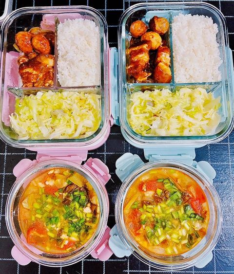 Dân mạng xuýt xoa những hộp cơm song sinh cô nàng 9X mang cho đồng nghiệp ăn cùng - Ảnh 3. Dân mạng xuýt xoa những hộp cơm song sinh cô nàng 9X mang cho đồng nghiệp ăn cùng - Ảnh 3.