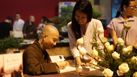 Ra mắt sách Ân tình kể về hành trình tu học cùng thiền sư Thích Nhất Hạnh - Ảnh 1. Ra mắt sách Ân tình kể về hành trình tu học cùng thiền sư Thích Nhất Hạnh - Ảnh 1.