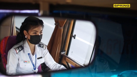 Cộng đồng mạng phát sốt trước ‘tài xế xe buýt xinh đẹp nhất thế giới’ - Ảnh 3. Cộng đồng mạng phát sốt trước ‘tài xế xe buýt xinh đẹp nhất thế giới’ - Ảnh 3.