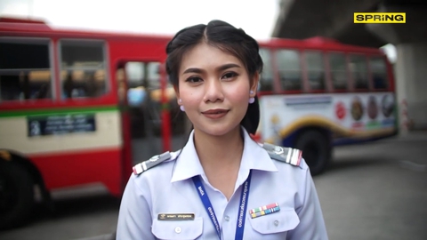Cộng đồng mạng phát sốt trước ‘tài xế xe buýt xinh đẹp nhất thế giới’ - Ảnh 7. Cộng đồng mạng phát sốt trước ‘tài xế xe buýt xinh đẹp nhất thế giới’ - Ảnh 7.