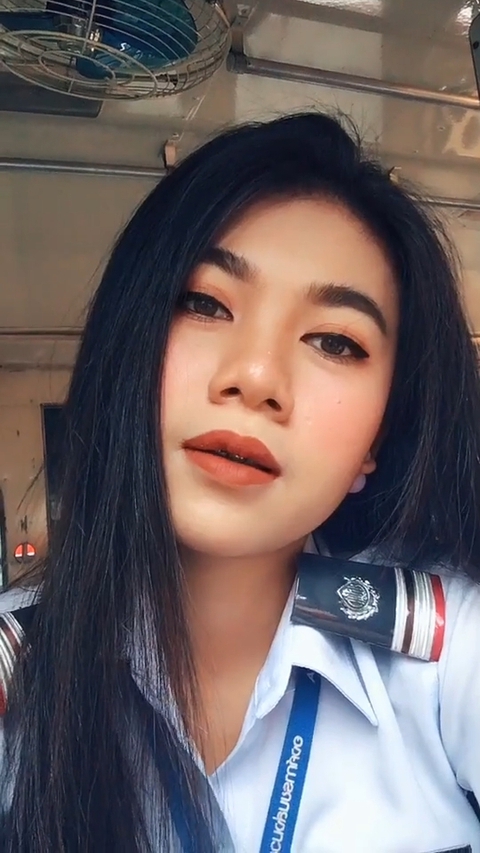 Cộng đồng mạng phát sốt trước ‘tài xế xe buýt xinh đẹp nhất thế giới’ - Ảnh 5. Cộng đồng mạng phát sốt trước ‘tài xế xe buýt xinh đẹp nhất thế giới’ - Ảnh 5.