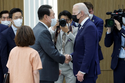 Ông Biden tới Hàn Quốc, bắt đầu công du châu Á - Ảnh 4. Ông Biden tới Hàn Quốc, bắt đầu công du châu Á - Ảnh 4.
