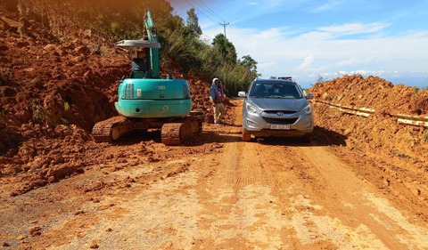 Đã khắc phục sạt lở, thông tuyến quốc lộ 28B nối Bình Thuận - Lâm Đồng - Ảnh 1. Đã khắc phục sạt lở, thông tuyến quốc lộ 28B nối Bình Thuận - Lâm Đồng - Ảnh 1.