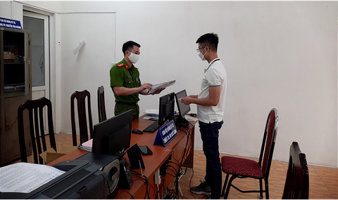 Nhiều người dân được công an xã cấp biển số xe máy trong ngày đầu tiên triển khai - Ảnh 1. Nhiều người dân được công an xã cấp biển số xe máy trong ngày đầu tiên triển khai - Ảnh 1.