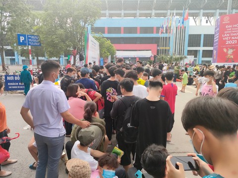 Thức trắng đêm, hàng ngàn CĐV trật tự nhận vé chung kết bóng đá nữ SEA Games 31 - Ảnh 7. Thức trắng đêm, hàng ngàn CĐV trật tự nhận vé chung kết bóng đá nữ SEA Games 31 - Ảnh 7.