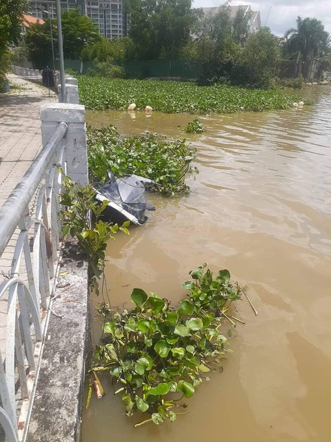 Hai người đi môtô nước tử vong sau khi tông vào sà lan trên sông Sài Gòn - Ảnh 1. Hai người đi môtô nước tử vong sau khi tông vào sà lan trên sông Sài Gòn - Ảnh 1.