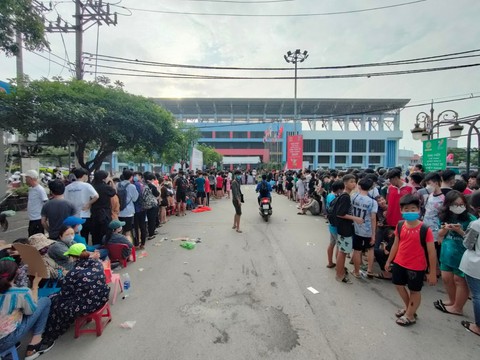 Thức trắng đêm, hàng ngàn CĐV trật tự nhận vé chung kết bóng đá nữ SEA Games 31 - Ảnh 6. Thức trắng đêm, hàng ngàn CĐV trật tự nhận vé chung kết bóng đá nữ SEA Games 31 - Ảnh 6.
