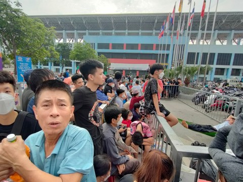 Thức trắng đêm, hàng ngàn CĐV trật tự nhận vé chung kết bóng đá nữ SEA Games 31 - Ảnh 2. Thức trắng đêm, hàng ngàn CĐV trật tự nhận vé chung kết bóng đá nữ SEA Games 31 - Ảnh 2.