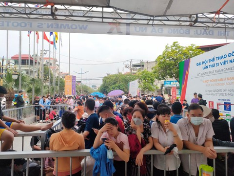 Thức trắng đêm, hàng ngàn CĐV trật tự nhận vé chung kết bóng đá nữ SEA Games 31 - Ảnh 5. Thức trắng đêm, hàng ngàn CĐV trật tự nhận vé chung kết bóng đá nữ SEA Games 31 - Ảnh 5.