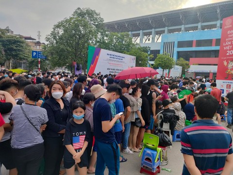 Thức trắng đêm, hàng ngàn CĐV trật tự nhận vé chung kết bóng đá nữ SEA Games 31 - Ảnh 4. Thức trắng đêm, hàng ngàn CĐV trật tự nhận vé chung kết bóng đá nữ SEA Games 31 - Ảnh 4.