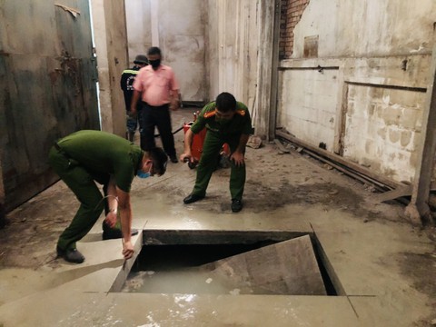 Khởi tố vụ án chôn hàng chục tấn chất thải ở xí nghiệp của bóng đèn Điện Quang - Ảnh 1. Khởi tố vụ án chôn hàng chục tấn chất thải ở xí nghiệp của bóng đèn Điện Quang - Ảnh 1.
