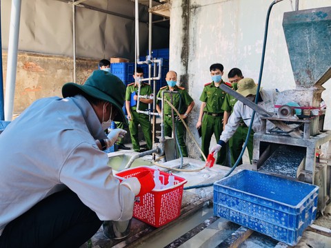 Khởi tố vụ án chôn hàng chục tấn chất thải ở xí nghiệp của bóng đèn Điện Quang - Ảnh 2. Khởi tố vụ án chôn hàng chục tấn chất thải ở xí nghiệp của bóng đèn Điện Quang - Ảnh 2.