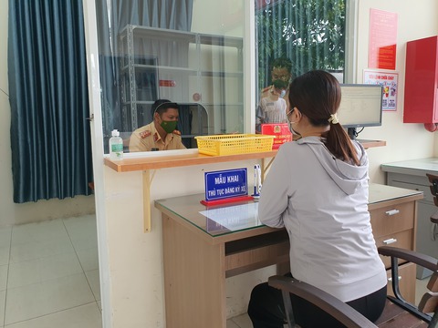 TP.HCM: 9 trường hợp đăng ký xe thành công tại công an xã, huyện trong ngày đầu tiên - Ảnh 1. TP.HCM: 9 trường hợp đăng ký xe thành công tại công an xã, huyện trong ngày đầu tiên - Ảnh 1.