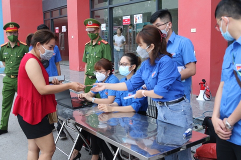 Thức trắng đêm, hàng ngàn CĐV trật tự nhận vé chung kết bóng đá nữ SEA Games 31 - Ảnh 10. Thức trắng đêm, hàng ngàn CĐV trật tự nhận vé chung kết bóng đá nữ SEA Games 31 - Ảnh 10.