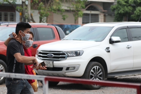 Thức trắng đêm, hàng ngàn CĐV trật tự nhận vé chung kết bóng đá nữ SEA Games 31 - Ảnh 13. Thức trắng đêm, hàng ngàn CĐV trật tự nhận vé chung kết bóng đá nữ SEA Games 31 - Ảnh 13.