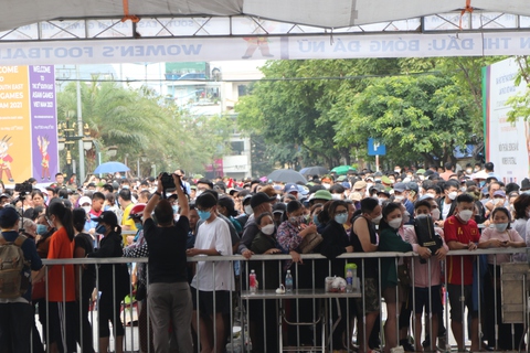 Thức trắng đêm, hàng ngàn CĐV trật tự nhận vé chung kết bóng đá nữ SEA Games 31 - Ảnh 8. Thức trắng đêm, hàng ngàn CĐV trật tự nhận vé chung kết bóng đá nữ SEA Games 31 - Ảnh 8.