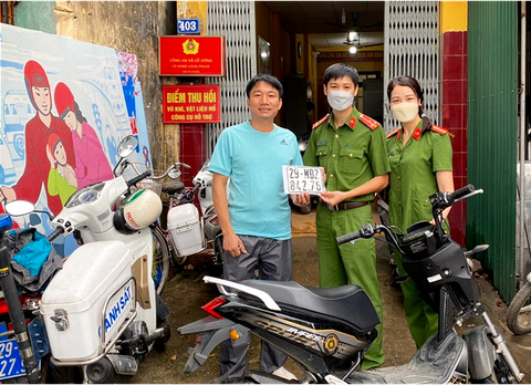 Nhiều người dân được công an xã cấp biển số xe máy trong ngày đầu tiên triển khai - Ảnh 5. Nhiều người dân được công an xã cấp biển số xe máy trong ngày đầu tiên triển khai - Ảnh 5.