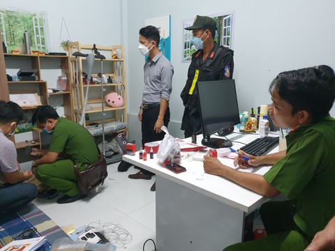 Tạm giữ hình sự tổng giám đốc Công ty Hồng Ân về hành vi lừa đảo chiếm đoạt tài sản - Ảnh 1. Tạm giữ hình sự tổng giám đốc Công ty Hồng Ân về hành vi lừa đảo chiếm đoạt tài sản - Ảnh 1.