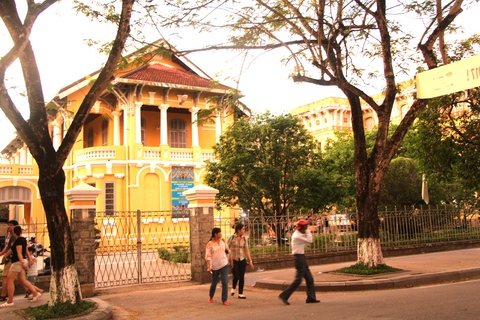 Dỡ bỏ những tường rào ven sông Hương - Ảnh 2.