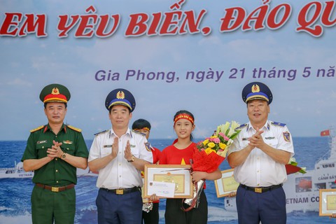Nữ sinh lớp 7 giành giải nhất cuộc thi ‘Em yêu biển, đảo quê hương’ - Ảnh 1. Nữ sinh lớp 7 giành giải nhất cuộc thi ‘Em yêu biển, đảo quê hương’ - Ảnh 1.