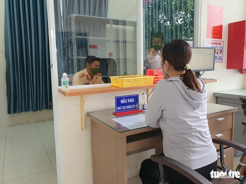Người dân TP.HCM đến công an 58 xã, thị trấn đăng ký xe máy - Ảnh 1. Người dân TP.HCM đến công an 58 xã, thị trấn đăng ký xe máy - Ảnh 1.