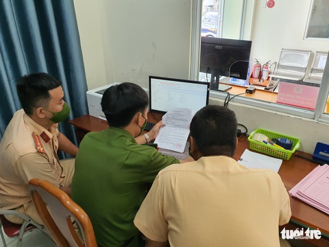 Người dân TP.HCM đến công an 58 xã, thị trấn đăng ký xe máy - Ảnh 4. Người dân TP.HCM đến công an 58 xã, thị trấn đăng ký xe máy - Ảnh 4.