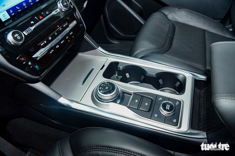 Ford Explorer Platinum hàng độc về Việt Nam, nhiều trang bị hơn chính hãng, giá 4 tỉ đồng - Ảnh 12. Ford Explorer Platinum hàng độc về Việt Nam, nhiều trang bị hơn chính hãng, giá 4 tỉ đồng - Ảnh 12.