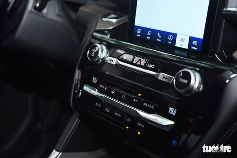 Ford Explorer Platinum hàng độc về Việt Nam, nhiều trang bị hơn chính hãng, giá 4 tỉ đồng - Ảnh 10. Ford Explorer Platinum hàng độc về Việt Nam, nhiều trang bị hơn chính hãng, giá 4 tỉ đồng - Ảnh 10.