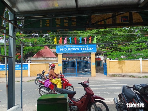 Đuổi học 1 tuần đối với 3 nữ sinh đánh nhau tại xứ cù lao - Ảnh 1. Đuổi học 1 tuần đối với 3 nữ sinh đánh nhau tại xứ cù lao - Ảnh 1.