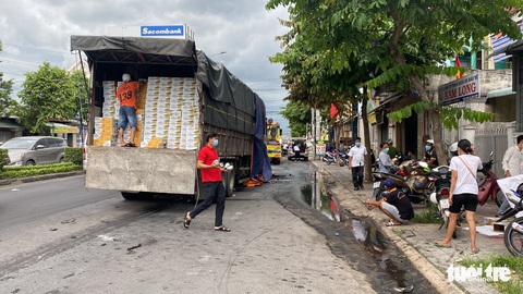 Xe tải cháy dữ dội ở dốc cầu Rạch Miễu, tài xế ráng chạy thêm 300m để không cháy xe khác - Ảnh 3. Xe tải cháy dữ dội ở dốc cầu Rạch Miễu, tài xế ráng chạy thêm 300m để không cháy xe khác - Ảnh 3.