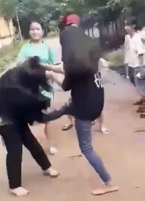 Mâu thuẫn do ‘nhìn đểu’, nữ sinh 13 tuổi bị bạn cùng trường đánh hội đồng - Ảnh 1. Mâu thuẫn do ‘nhìn đểu’, nữ sinh 13 tuổi bị bạn cùng trường đánh hội đồng - Ảnh 1.