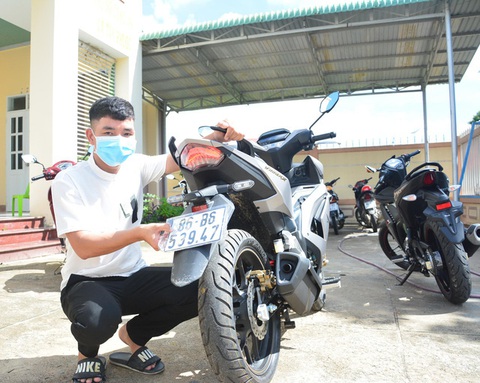 Nhiều người dân được công an xã cấp biển số xe máy trong ngày đầu tiên triển khai - Ảnh 6. Nhiều người dân được công an xã cấp biển số xe máy trong ngày đầu tiên triển khai - Ảnh 6.