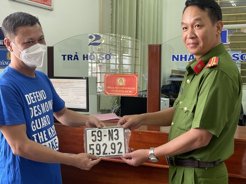 Người dân TP.HCM đến công an 58 xã, thị trấn đăng ký xe máy - Ảnh 6. Người dân TP.HCM đến công an 58 xã, thị trấn đăng ký xe máy - Ảnh 6.