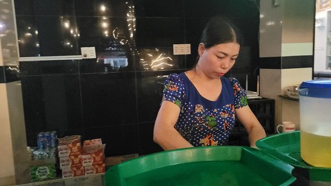 Bố mẹ của tiền đạo Tiến Linh vừa cổ vũ con, vừa tất bật... bán cà phê - Ảnh 4. Bố mẹ của tiền đạo Tiến Linh vừa cổ vũ con, vừa tất bật... bán cà phê - Ảnh 4.