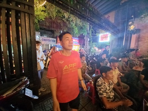 Bố mẹ của tiền đạo Tiến Linh vừa cổ vũ con, vừa tất bật... bán cà phê - Ảnh 6. Bố mẹ của tiền đạo Tiến Linh vừa cổ vũ con, vừa tất bật... bán cà phê - Ảnh 6.