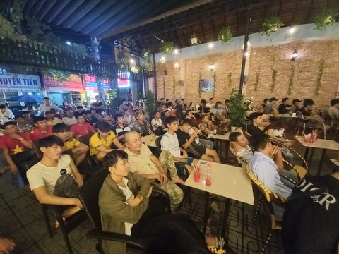 Bố mẹ của tiền đạo Tiến Linh vừa cổ vũ con, vừa tất bật... bán cà phê - Ảnh 3. Bố mẹ của tiền đạo Tiến Linh vừa cổ vũ con, vừa tất bật... bán cà phê - Ảnh 3.