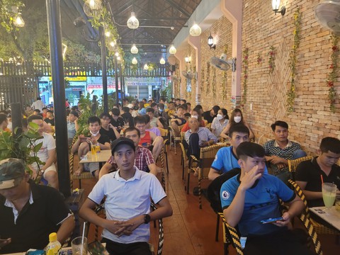 Bố mẹ của tiền đạo Tiến Linh vừa cổ vũ con, vừa tất bật... bán cà phê - Ảnh 2. Bố mẹ của tiền đạo Tiến Linh vừa cổ vũ con, vừa tất bật... bán cà phê - Ảnh 2.