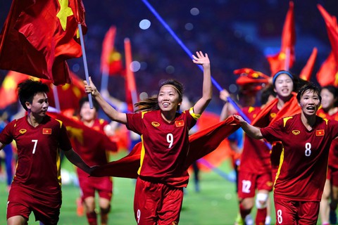 Đội tuyển nữ ra sân Mỹ Đình tiếp sức U23 Việt Nam đối đầu U23 Thái Lan - Ảnh 1. Đội tuyển nữ ra sân Mỹ Đình tiếp sức U23 Việt Nam đối đầu U23 Thái Lan - Ảnh 1.