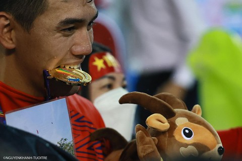 Đánh bại Thái Lan, U23 Việt Nam bảo vệ thành công chiếc HCV SEA Games - Ảnh 8. Đánh bại Thái Lan, U23 Việt Nam bảo vệ thành công chiếc HCV SEA Games - Ảnh 8.