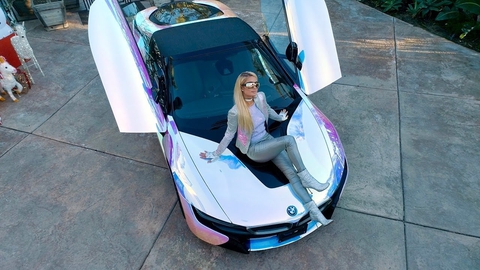 Bên trong bộ sưu tập xe Paris Hilton: Từ BMW i8 Roadster lộng lẫy đến Bentley Continental GT hồng - Ảnh 2. Bên trong bộ sưu tập xe Paris Hilton: Từ BMW i8 Roadster lộng lẫy đến Bentley Continental GT hồng - Ảnh 2.