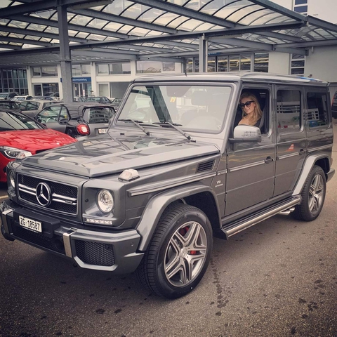 Bên trong bộ sưu tập xe Paris Hilton: Từ BMW i8 Roadster lộng lẫy đến Bentley Continental GT hồng - Ảnh 7. Bên trong bộ sưu tập xe Paris Hilton: Từ BMW i8 Roadster lộng lẫy đến Bentley Continental GT hồng - Ảnh 7.