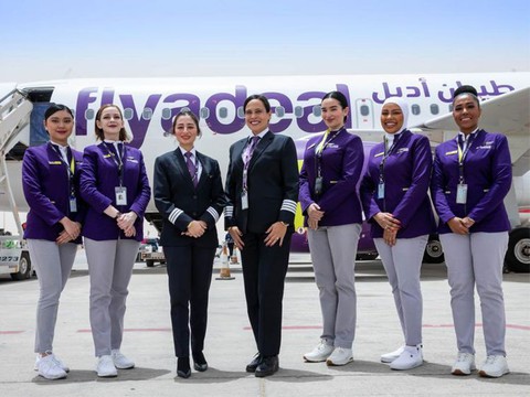 Chuyến bay với phi hành đoàn toàn nữ đầu tiên của Saudi Arabia - Ảnh 1. Chuyến bay với phi hành đoàn toàn nữ đầu tiên của Saudi Arabia - Ảnh 1.