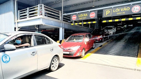 Nhà xe Tân Sơn Nhất nói gì về lỗi phần mềm thu phí, hàng ngàn xe kẹt cứng? - Ảnh 1. Nhà xe Tân Sơn Nhất nói gì về lỗi phần mềm thu phí, hàng ngàn xe kẹt cứng? - Ảnh 1.