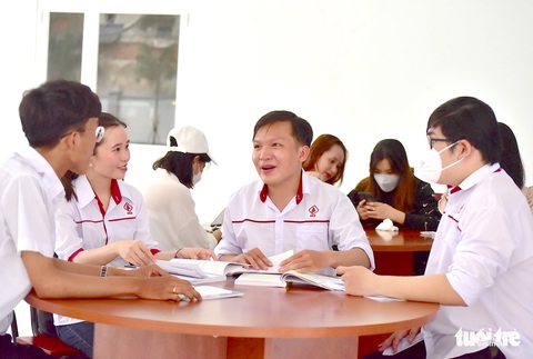 Chàng trai bị ung thư làm gia sư cho bệnh nhi ở Ước mơ của Thúy - Ảnh 3. Chàng trai bị ung thư làm gia sư cho bệnh nhi ở Ước mơ của Thúy - Ảnh 3.