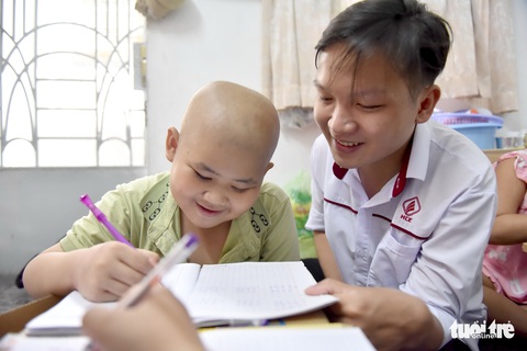 Chàng trai bị ung thư làm gia sư cho bệnh nhi ở Ước mơ của Thúy - Ảnh 1. Chàng trai bị ung thư làm gia sư cho bệnh nhi ở Ước mơ của Thúy - Ảnh 1.