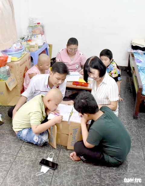 Chàng trai bị ung thư làm gia sư cho bệnh nhi ở Ước mơ của Thúy - Ảnh 10. Chàng trai bị ung thư làm gia sư cho bệnh nhi ở Ước mơ của Thúy - Ảnh 10.